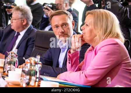 Bundesfinanzminister Christian Lindner C und Bundesinnenministerin Nancy Faeser R vor der Sicherheitskabinett im Bundeskanzleramt in Berlin am 18. Oktober 2023. Sicherheitskabinett *** Bundesfinanzminister Christian Lindner C und Bundesinnenministerin Nancy Faeser R vor dem Sicherheitskabinett im Bundeskanzleramt in Berlin am 18. Oktober 2023 Sicherheitskabinett Credit: Imago/Alamy Live News Stockfoto