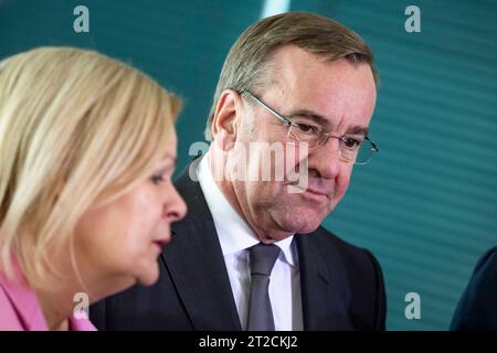 L-R Bundesinneministerin Nancy Faeser und Verteidigungsminister Boris Pistorius vor der Sicherheitskabinett im Bundeskanzleramt in Berlin am 18. Oktober 2023. Sicherheitskabinett *** L R Bundesinnenministerin Nancy Faeser und Verteidigungsminister Boris Pistorius vor dem Sicherheitskabinett im Bundeskanzleramt in Berlin am 18. Oktober 2023. Quelle: Imago/Alamy Live News Stockfoto