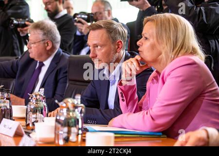 Bundesfinanzminister Christian Lindner C und Bundesinnenministerin Nancy Faeser R vor der Sicherheitskabinett im Bundeskanzleramt in Berlin am 18. Oktober 2023. Sicherheitskabinett *** Bundesfinanzminister Christian Lindner C und Bundesinnenministerin Nancy Faeser R vor dem Sicherheitskabinett im Bundeskanzleramt in Berlin am 18. Oktober 2023 Sicherheitskabinett Credit: Imago/Alamy Live News Stockfoto