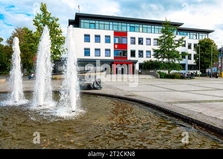 Blick auf Rathaus und Brunnen, Bad Zwischenahn, Zwischenahner Meer, Niedersachsen, Deutschland Stockfoto