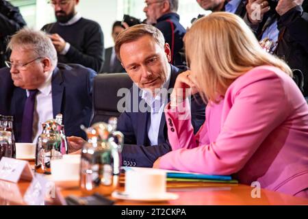 Bundesfinanzminister Christian Lindner C und Bundesinnenministerin Nancy Faeser R vor der Sicherheitskabinett im Bundeskanzleramt in Berlin am 18. Oktober 2023. Sicherheitskabinett *** Bundesfinanzminister Christian Lindner C und Bundesinnenministerin Nancy Faeser R vor dem Sicherheitskabinett im Bundeskanzleramt in Berlin am 18. Oktober 2023 Sicherheitskabinett Credit: Imago/Alamy Live News Stockfoto