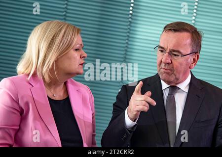 L-R Bundesinneministerin Nancy Faeser und Verteidigungsminister Boris Pistorius vor der Sicherheitskabinett im Bundeskanzleramt in Berlin am 18. Oktober 2023. Sicherheitskabinett *** L R Bundesinnenministerin Nancy Faeser und Verteidigungsminister Boris Pistorius vor dem Sicherheitskabinett im Bundeskanzleramt in Berlin am 18. Oktober 2023. Quelle: Imago/Alamy Live News Stockfoto