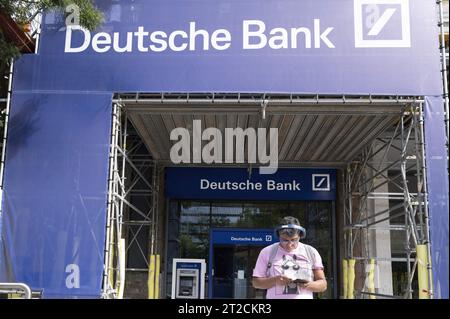 Madrid, Spanien. Oktober 2023. Ein Mann steht vor der deutschen Investmentbank- und Finanzdienstleistungsniederlassung der Deutschen Bank in Spanien. (Credit Image: © Xavi Lopez/SOPA Images via ZUMA Press Wire) NUR REDAKTIONELLE VERWENDUNG! Nicht für kommerzielle ZWECKE! Stockfoto