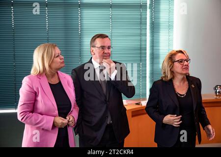 L-R Bundesinneministerin Nancy Faeser, Verteidigungsminister Boris Pistorius und Bundesministerin Bundesministerin für wirtschaftliche Zusammenarbeit und Entwicklung Svenja Schulze vor der Sicherheitskabinett im Bundeskanzleramt in Berlin am 18. Oktober 2023. Sicherheitskabinett *** L R Bundesinnenministerin Nancy Faeser, Verteidigungsminister Boris Pistorius und Bundesministerin für wirtschaftliche Zusammenarbeit und Entwicklung Svenja Schulze vor dem Sicherheitskabinett des Bundeskanzleramtes in Berlin, Deutschland, 18. Oktober 2023 Sicherheitskabinett Stockfoto