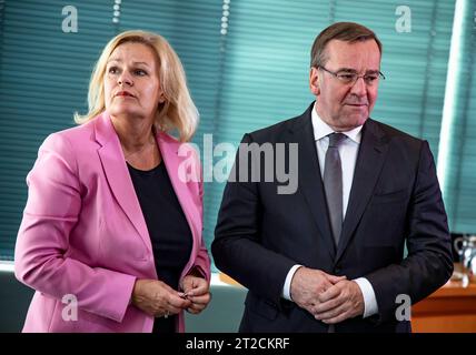 L-R Bundesinneministerin Nancy Faeser und Verteidigungsminister Boris Pistorius vor der Sicherheitskabinett im Bundeskanzleramt in Berlin am 18. Oktober 2023. Sicherheitskabinett *** L R Bundesinnenministerin Nancy Faeser und Verteidigungsminister Boris Pistorius vor dem Sicherheitskabinett im Bundeskanzleramt in Berlin am 18. Oktober 2023. Quelle: Imago/Alamy Live News Stockfoto