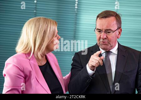 L-R Bundesinneministerin Nancy Faeser und Verteidigungsminister Boris Pistorius vor der Sicherheitskabinett im Bundeskanzleramt in Berlin am 18. Oktober 2023. Sicherheitskabinett *** L R Bundesinnenministerin Nancy Faeser und Verteidigungsminister Boris Pistorius vor dem Sicherheitskabinett im Bundeskanzleramt in Berlin am 18. Oktober 2023. Quelle: Imago/Alamy Live News Stockfoto