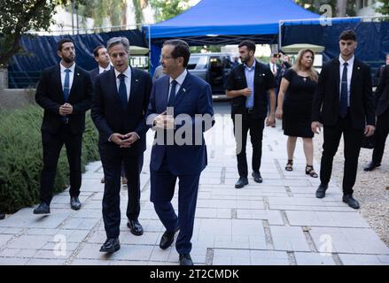 Außenminister Antony J. Blinken trifft sich am 12. Oktober 2023 in Tel Aviv mit dem israelischen Präsidenten Isaac Herzog. [Foto des Außenministeriums/Chuck Kennedy/Public Domain] Stockfoto