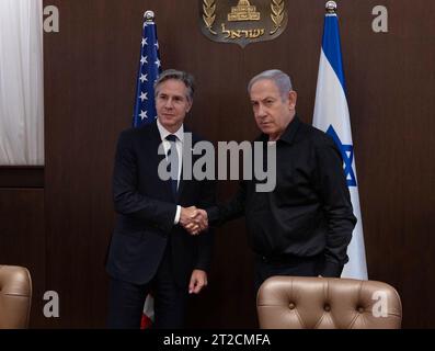 Außenminister Antony J. Blinken trifft sich am 16. Oktober 2023 in Tel Aviv mit dem israelischen Premierminister Benjamin Netanjahu. [Foto des Außenministeriums von Chuck Kennedy/Public Domain] Stockfoto