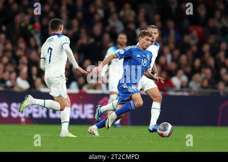 London, Großbritannien. Oktober 2023. Nicolo Barella aus Italien (18) in Aktion. England gegen Italien, Qualifikationsspiel zur UEFA Euro 2024 Internationale Fußballgruppe C im Wembley Stadium in London am Dienstag, den 17. Oktober 2023. Nur redaktionelle Verwendung. bild von Andrew Orchard/Andrew Orchard Sportfotografie/Alamy Live News Credit: Andrew Orchard Sportfotografie/Alamy Live News Stockfoto