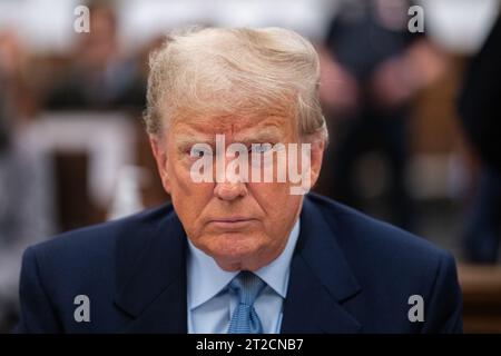 (231018) -- NEW YORK, 18. Oktober 2023 (Xinhua) -- der ehemalige US-Präsident Donald Trump wird am 18. Oktober 2023 im Gerichtssaal während seines Zivilprozesses vor dem Obersten Gerichtshof des Staates New York in New York, USA, gesehen. Ein New Yorker Gerichtsangestellter wurde am Mittwoch verhaftet, nachdem er versucht hatte, sich an den ehemaligen US-Präsidenten Donald Trump in einem Gerichtssaal in Manhattan zu wenden, wo Trump einen weiteren Auftritt in seinem Zivilprozess gegen Betrug machte. Trump war Dienstag und Mittwoch in der dritten Woche des Prozesses im Gerichtssaal, nachdem er an den ersten drei Tagen des Prozesses teilgenommen hatte, als es Anfang des Monats in Gang kam. (Jeenah M. Stockfoto