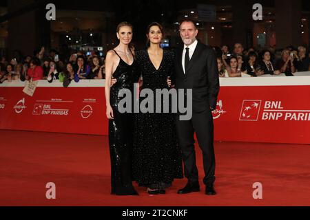 Rom, Italien. Oktober 2023. Rom, Rom Film Fest 2023. Filmfestival In Rom. Film mit rotem Teppich "es gibt noch morgen". Im Bild: Emanuela Fanelli, Paola Cortellesi, Valerio Mastandrea Credit: Independent Photo Agency/Alamy Live News Stockfoto