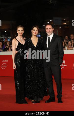 Rom, Italien. Oktober 2023. Rom, Rom Film Fest 2023. Filmfestival In Rom. Film mit rotem Teppich "es gibt noch morgen". Im Bild: Emanuela Fanelli, Paola Cortellesi, Valerio Mastandrea Credit: Independent Photo Agency/Alamy Live News Stockfoto