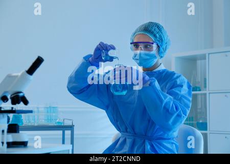 Wissenschaftler, der mit Proben im Labor arbeitet. Medizinische Forschung Stockfoto