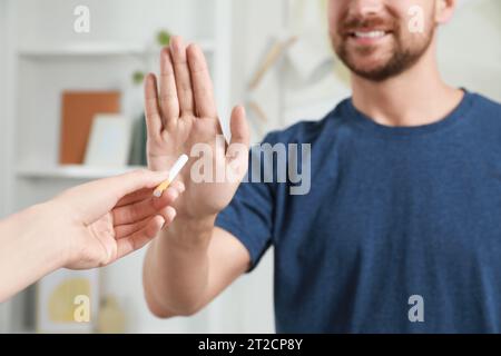 Mann weigert sich, drinnen zu rauchen, Nahaufnahme. Rauchverbot Stockfoto