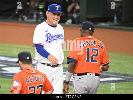 Arlington, Usa. Oktober 2023. Houston Astros-Manager Dusty Baker Jr begrüßt den Trainer der Texas Rangers Bruce Bochy vor dem Start des dritten Spiels der ALCS im Globe Life Field in Arlington, Texas am Mittwoch, den 18. Oktober 2023. Foto von Ian Halperin/UPI. Quelle: UPI/Alamy Live News Stockfoto