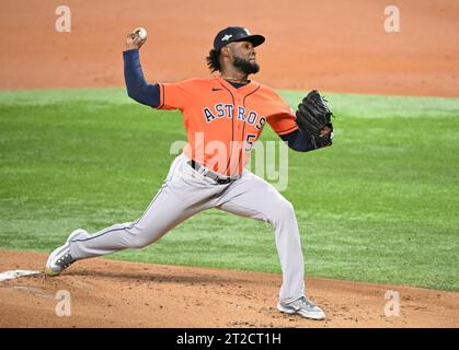 Arlington, Usa. Oktober 2023. Der Texas Rangers Starting Pitcher Max Scherzer wirft im ersten Inning gegen die Houston Astros im dritten Spiel der ALCS im Globe Life Field in Arlington, Texas am Mittwoch, den 18. Oktober 2023. Foto: Ian Halperin/UPI Credit: UPI/Alamy Live News Stockfoto