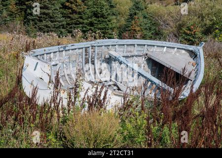 Altes, heruntergekommenes Holzboot in Lance Cove auf Bell Island, Neufundland und Labrador, Kanada Stockfoto