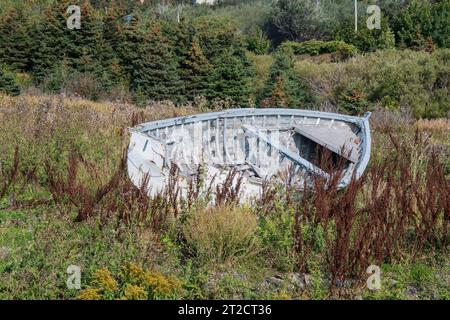 Altes, heruntergekommenes Holzboot in Lance Cove auf Bell Island, Neufundland und Labrador, Kanada Stockfoto