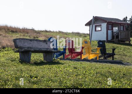 Adirondack Stühle an der Lichtstation Bell Island in Neufundland & Labrador, Kanada Stockfoto