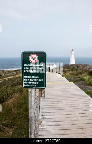 Unerlaubte Verwendung von Drohnen Verbotsschild an der Cape Spear Lighthouse National Historic Site in St. John's, Neufundland & Labrador, Kanada Stockfoto