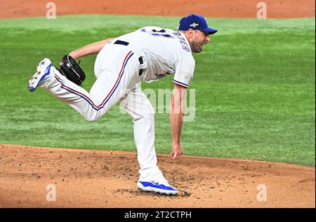 Arlington, Usa. Oktober 2023. Der Texas Rangers Starting Pitcher Max Scherzer wirft im zweiten Inning gegen die Houston Astros im dritten Spiel der ALCS im Globe Life Field in Arlington, Texas am Mittwoch, den 18. Oktober 2023. Foto: Ian Halperin/UPI Credit: UPI/Alamy Live News Stockfoto