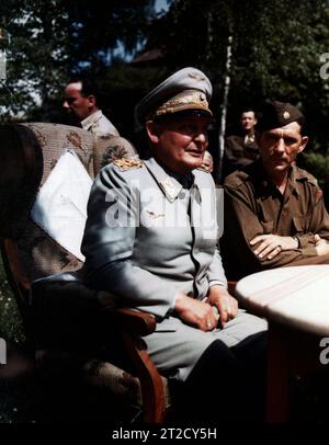 Goering Interview Mit Allied Press - Mai 1945. Journalisten, Radios, Fotografen Und Schriftsteller Interviewten Goering Kurz Nach Seiner Aufnahme. Major Paul Kubla War Der Interpret. Stockfoto