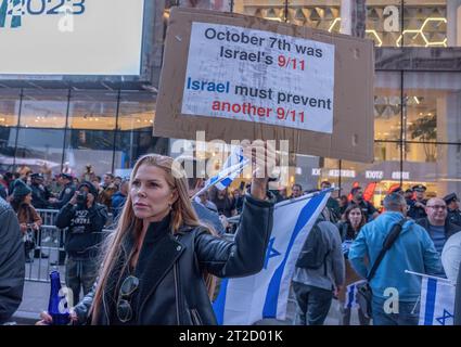 NEW YORK, New YORK – 13. Oktober 2023: Pro-israelische Demonstranten und andere werden während eines Protestes in Manhattan gesehen. Stockfoto