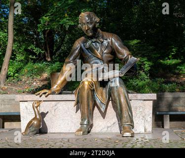 New York, NY – USA – 11. Oktober 2023 das bronzene Hans Christian Andersen Monument, das sich in der Nähe des Conservatory Water im Central Park befindet, wurde von Georg Lo geschaffen Stockfoto