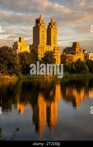 New York, NY - USA - 11. Okt. 2023 Vertikaler Blick auf das ikonische Art déco El Dorado, ein 30-stöckiges Appartementgebäude mit zwei Türmen auf dem Central Par Stockfoto