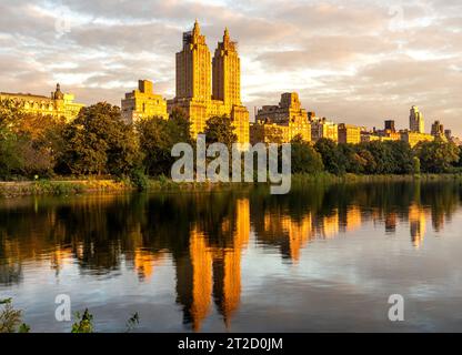 New York, NY - USA - 11. Oktober 2023 Landschaftsblick auf das berühmte Art déco El Dorado, ein 30-stöckiges Wohnhaus mit Twin-Türmen auf Central Pa Stockfoto