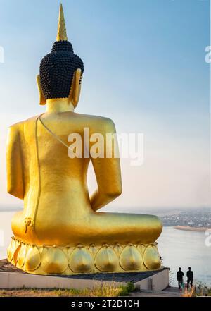 Berühmtes Wahrzeichen auf dem Hügel, ein wunderschönes, lebendiges Goldbild der buddhistischen Ikone, reflektierendes Licht der untergehenden Sonne, beliebte heilige Stätte und touristische Attra Stockfoto