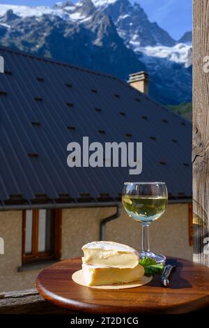 Französischer Reblochon-Käse aus Haute-Savoie, Weißwein Roussette de Savoie oder Vin de Savoie mit Blick auf das alte Alripne-Dorf und den Berg Hautes Alpes Stockfoto