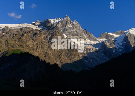 La Grave La Meije Ski-Resort abseits der Pisten, einzigartig in den Alpen mit einzeln gepflegtem Abhang auf dem Gletscher, Freeride, Blick auf den Gipfel La Meije, Massif des Ecrins, H Stockfoto