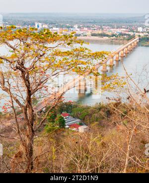 Auch als Japanische Brücke bezeichnet, von Einheimischen oder Pakse Bridge. In der Abenddämmerung von Straßenlaternen beleuchtet, sehr nützliche und zeitsparende Struktur für die Überquerung von Mekong in t Stockfoto