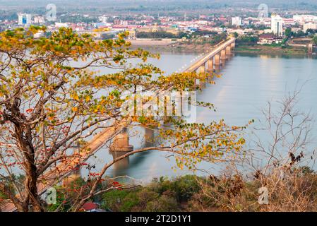 Auch als Japanische Brücke bezeichnet, von Einheimischen oder Pakse Bridge. In der Abenddämmerung von Straßenlaternen beleuchtet, sehr nützliche und zeitsparende Struktur für die Überquerung von Mekong in t Stockfoto