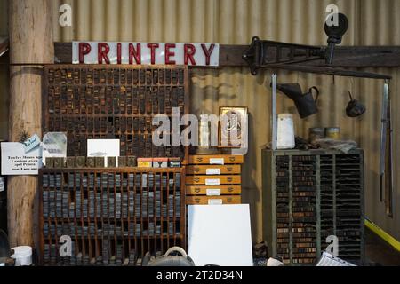 Altmodischer Druck, Verlag mit Druckbriefen im historischen Dorfmuseum in Herberton, Queensland, Australien Stockfoto