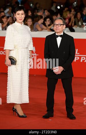 Rom, Italien. Oktober 2023. Gerlee Munkhbat (l) und Shigeru Umebayashi (r) nehmen am roten Teppich der Eröffnungszeremonie des Rome Film fest 2023 im Auditorium Parco della Musica Teil. (Foto: Mario Cartelli/SOPA Images/SIPA USA) Credit: SIPA USA/Alamy Live News Stockfoto