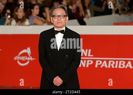 Rom, Italien. Oktober 2023. Shigeru Umebayashi nimmt am roten Teppich der Eröffnungszeremonie des Rome Film fest 2023 im Auditorium Parco della Musica Teil. (Foto: Mario Cartelli/SOPA Images/SIPA USA) Credit: SIPA USA/Alamy Live News Stockfoto