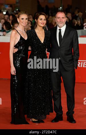 Emanuela Fanelli (l), Paola Cortellesi (c) und Valerio Mastrandrea (r) nehmen am roten Teppich der Eröffnungszeremonie des Rome Film fest 2023 im Auditorium Parco della Musica Teil. (Foto: Mario Cartelli / SOPA Images/SIPA USA) Stockfoto