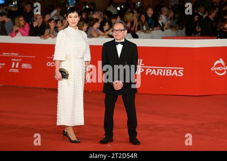 Rom, Italien. Oktober 2023. Gerlee Munkhbat (l) und Shigeru Umebayashi (r) nehmen am roten Teppich der Eröffnungszeremonie des Rome Film fest 2023 im Auditorium Parco della Musica Teil. Quelle: SOPA Images Limited/Alamy Live News Stockfoto