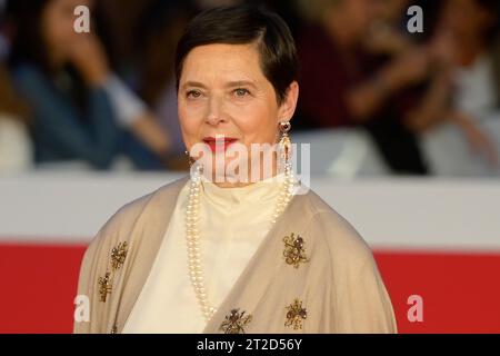 Rom, Italien. Oktober 2023. Isabella Rossellini nimmt am roten Teppich der Eröffnungszeremonie des Rome Film fest 2023 im Auditorium Parco della Musica Teil. Quelle: SOPA Images Limited/Alamy Live News Stockfoto