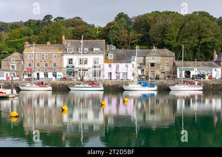 Padstow Cornwall England, Blick auf den Hafen von Padstow und Anlegejachten mit Geschäften und Geschäften im Stadtzentrum, die sich im Hafenwasser spiegeln, UK, September 2023 Stockfoto