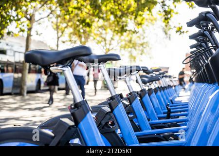 Blaue Elektrofahrräder an einer Ladestation Stockfoto