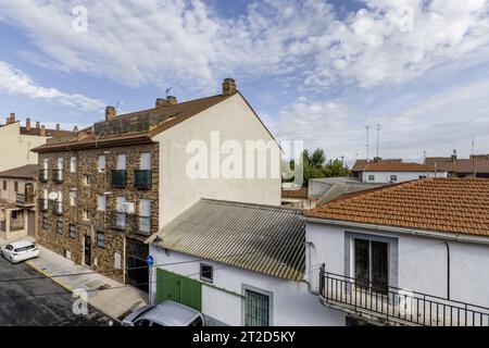 Blick auf eine städtische Straße mit flachen Gebäuden Stockfoto
