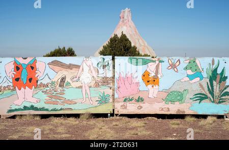 Williams, Arizona, USA. Oktober 2023. Die 1972 eröffnete Attraktion Bedrock City am Straßenrand bietet Statuen, Fahrgeschäfte und ein Diner. Der Freizeitpark ist jetzt Teil der Raptor Ranch. (Foto: © Brian Cahn/ZUMA Press Wire) NUR FÜR REDAKTIONELLE ZWECKE! Nicht für kommerzielle ZWECKE! Quelle: ZUMA Press, Inc./Alamy Live News Stockfoto