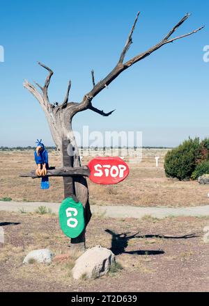 Williams, Arizona, USA. Oktober 2023. Die 1972 eröffnete Attraktion Bedrock City am Straßenrand bietet Statuen, Fahrgeschäfte und ein Diner. Der Freizeitpark ist jetzt Teil der Raptor Ranch. (Foto: © Brian Cahn/ZUMA Press Wire) NUR FÜR REDAKTIONELLE ZWECKE! Nicht für kommerzielle ZWECKE! Quelle: ZUMA Press, Inc./Alamy Live News Stockfoto