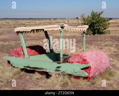 Williams, Arizona, USA. Oktober 2023. Die 1972 eröffnete Attraktion Bedrock City am Straßenrand bietet Statuen, Fahrgeschäfte und ein Diner. Der Freizeitpark ist jetzt Teil der Raptor Ranch. (Foto: © Brian Cahn/ZUMA Press Wire) NUR FÜR REDAKTIONELLE ZWECKE! Nicht für kommerzielle ZWECKE! Quelle: ZUMA Press, Inc./Alamy Live News Stockfoto