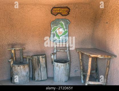 Williams, Arizona, USA. Oktober 2023. Die 1972 eröffnete Attraktion Bedrock City am Straßenrand bietet Statuen, Fahrgeschäfte und ein Diner. Der Freizeitpark ist jetzt Teil der Raptor Ranch. (Foto: © Brian Cahn/ZUMA Press Wire) NUR FÜR REDAKTIONELLE ZWECKE! Nicht für kommerzielle ZWECKE! Quelle: ZUMA Press, Inc./Alamy Live News Stockfoto