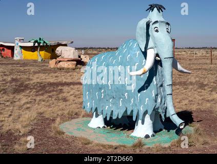 Williams, Arizona, USA. Oktober 2023. Die 1972 eröffnete Attraktion Bedrock City am Straßenrand bietet Statuen, Fahrgeschäfte und ein Diner. Der Freizeitpark ist jetzt Teil der Raptor Ranch. (Foto: © Brian Cahn/ZUMA Press Wire) NUR FÜR REDAKTIONELLE ZWECKE! Nicht für kommerzielle ZWECKE! Quelle: ZUMA Press, Inc./Alamy Live News Stockfoto