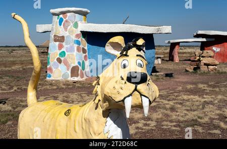 Williams, Arizona, USA. Oktober 2023. Die 1972 eröffnete Attraktion Bedrock City am Straßenrand bietet Statuen, Fahrgeschäfte und ein Diner. Der Freizeitpark ist jetzt Teil der Raptor Ranch. (Foto: © Brian Cahn/ZUMA Press Wire) NUR FÜR REDAKTIONELLE ZWECKE! Nicht für kommerzielle ZWECKE! Quelle: ZUMA Press, Inc./Alamy Live News Stockfoto